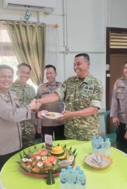 Kejutan di HUT TNI ke-81, Polsek Ngabang Serahkan Nasi Tumpeng ke Koramil
